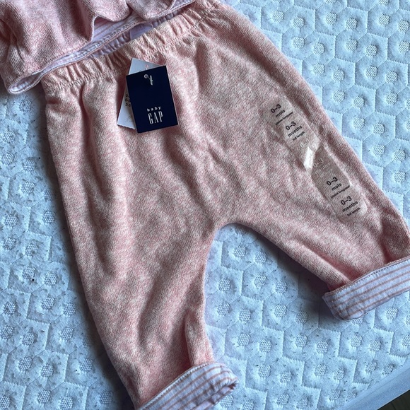 Brand new matching set from The Gap size 0-3 months - Picture 2 of 3
